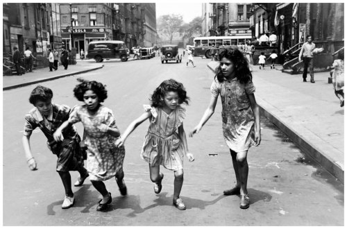 helen-levitt-ny-four-girls-running-in-street-1950